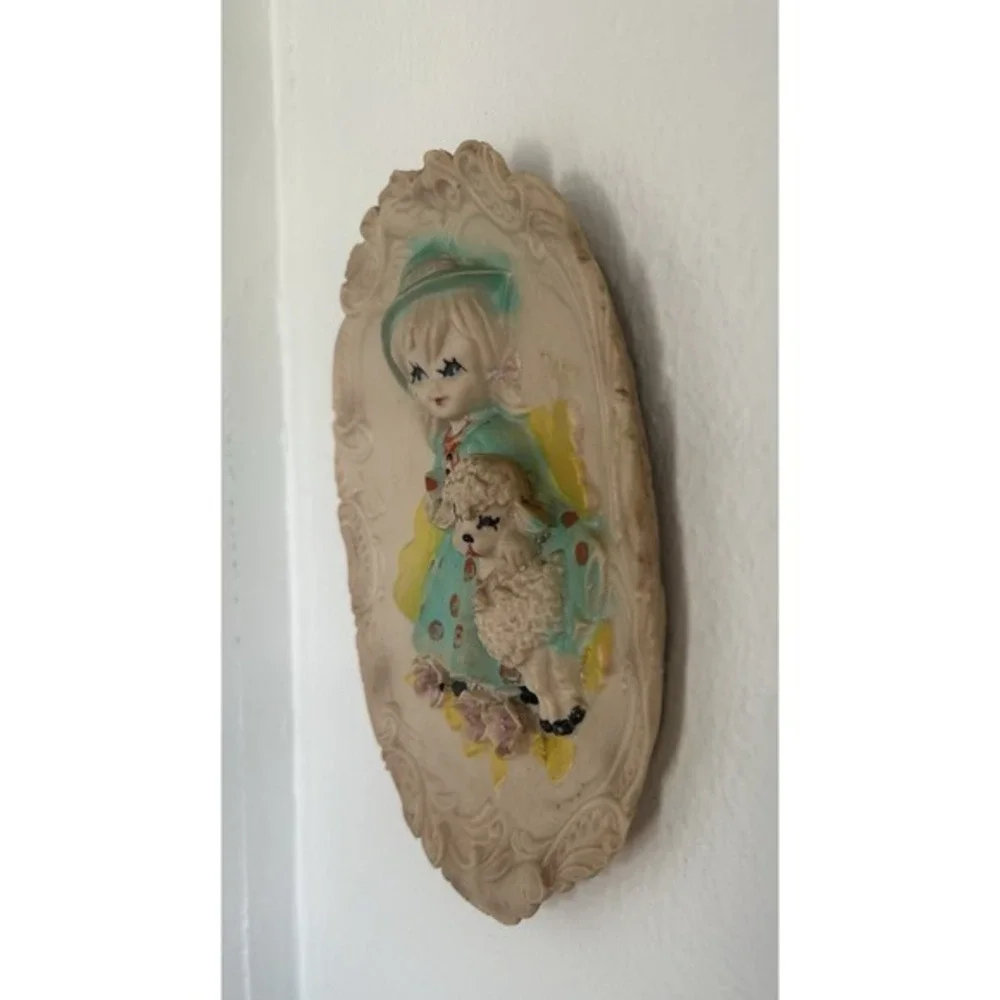 Vintage Oval Molded 3-D Wall Hanging Art Plaque Hand Painted RARE‎ Backside